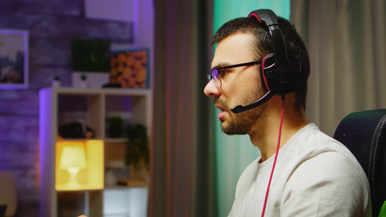 primer plano de un joven jugador hablando en el chat