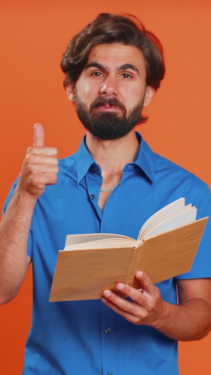 Giovane che legge libri di favole divertenti e interessanti, che ride, che si diverte, che ha hobby, che studia.