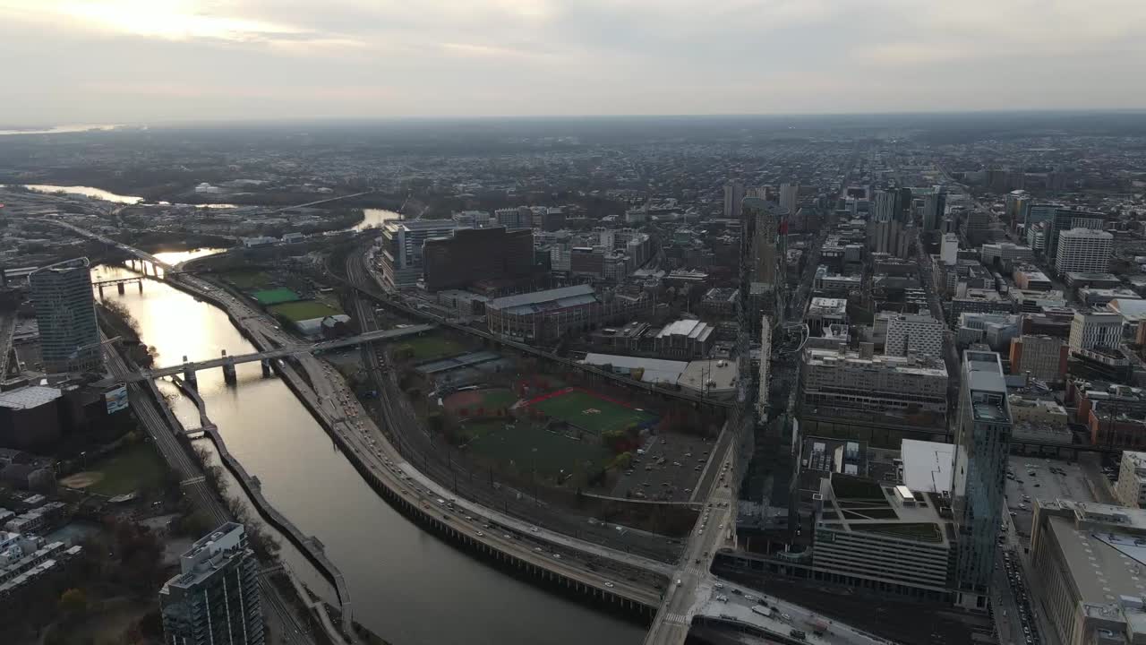 schuylkill 강과 펜실베이니아 주 필라델피아의 인접한 트레일의 드론 보기