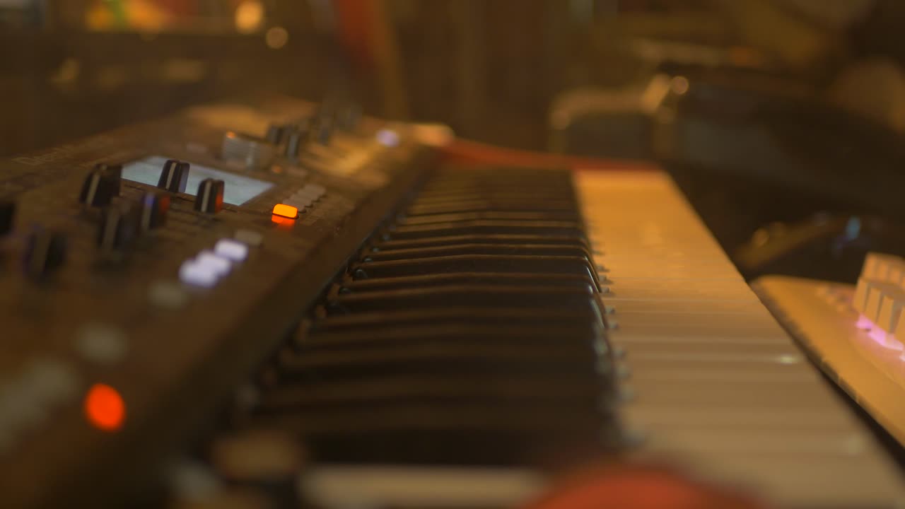 Ouderwets pianotoetsenbord bedekt met rook