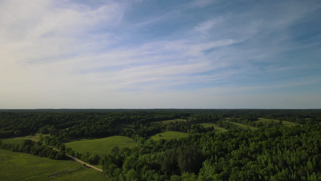 campiña de tennessee con tierras verdes lujosas y hermosos cielos azules