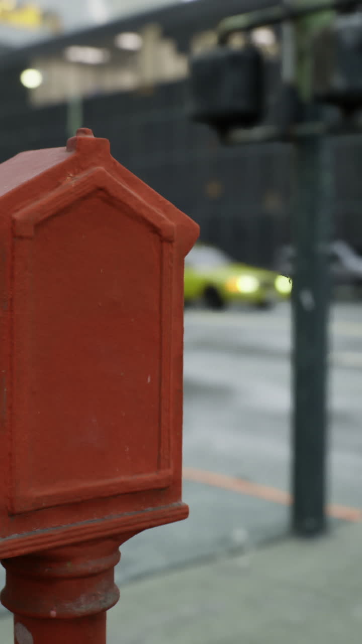 Cassetta di emergenza in metallo rosso scolorito situata lungo il marciapiede urbano