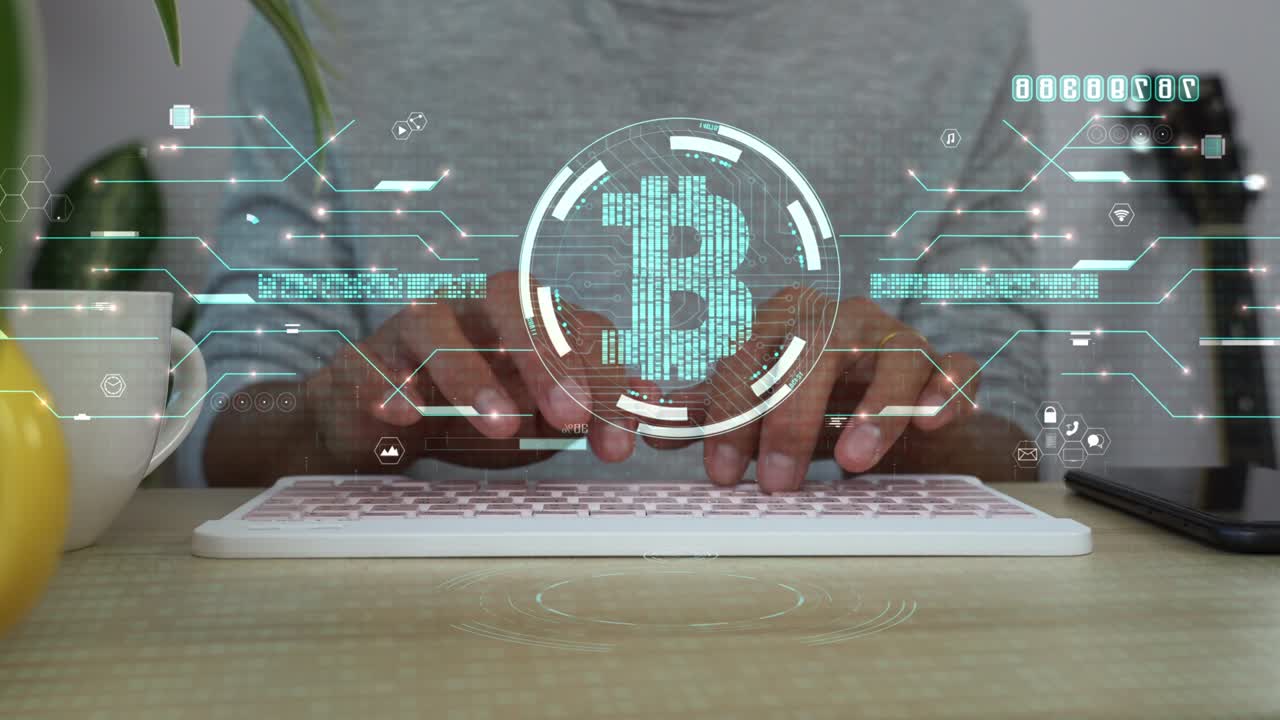 un hombre escribiendo un teclado de computadora para el análisis de datos comerciales y un holograma de signo bitcoin.