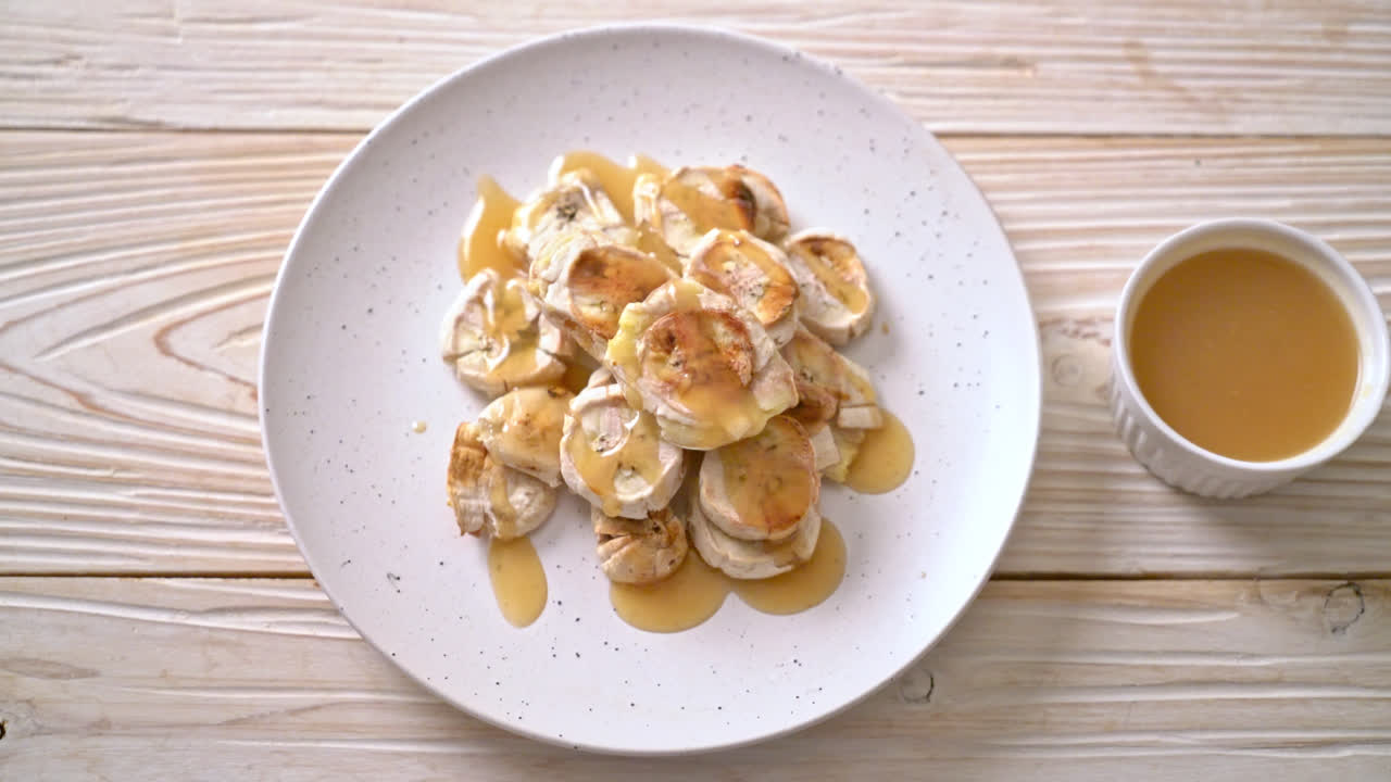 캐러멜 소스를 곁들인 얇게 썬 바나나 그릴