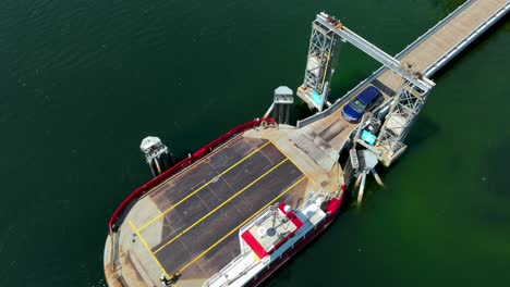 vista aérea de un coche que se carga en un ferry privado que sirve a la comunidad de la isla de herron