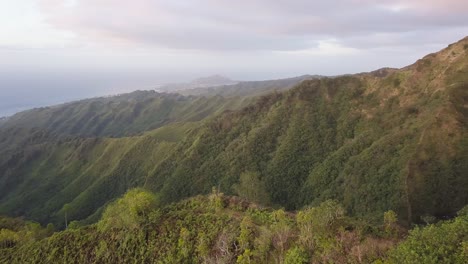 Ruta-De-Senderismo-De-La-Cresta-De-La-Montaña-En-Hawaii-Kai-Este-De-Honolulu-Siendo-Golpeada-Por-La-Luz-Dorada-De-La-Mañana-Con-Vistas-Al-Océano-Pacífico-Norte,-órbita-Aérea