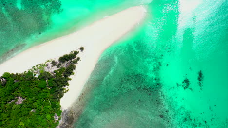 sobrevuelo de una playa blanca que se adentra en hermosas aguas verde turquesa en madagascar