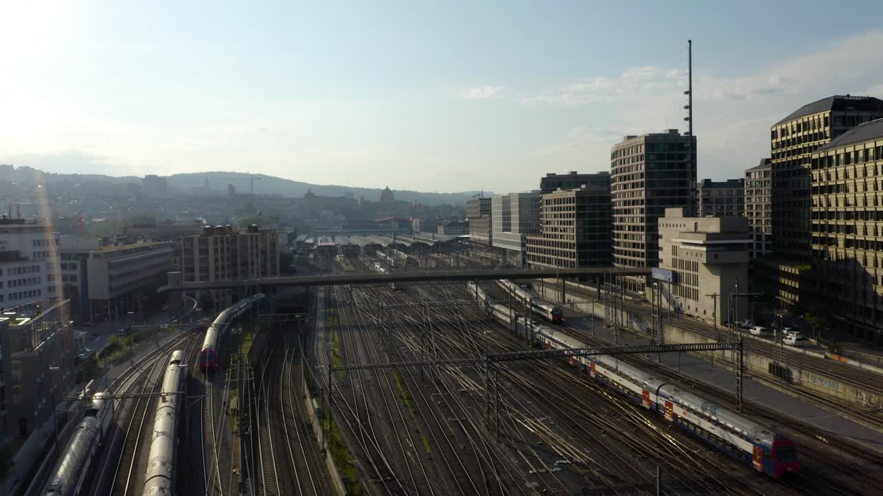 toma aérea de los trenes que llegan a la estación central de trenes en una ciudad europea