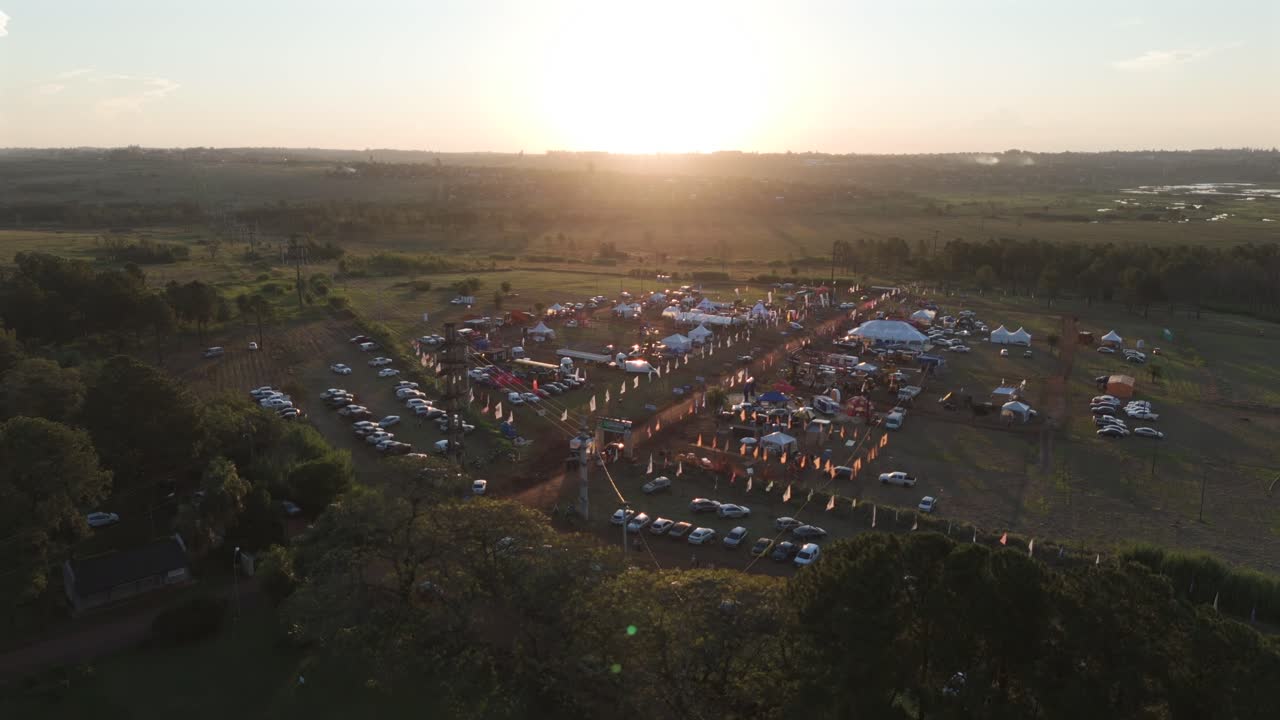 estado de ánimo romántico al atardecer sobre un mercado de agricultores forestales con puestos y mercancías en los bosques argentinos