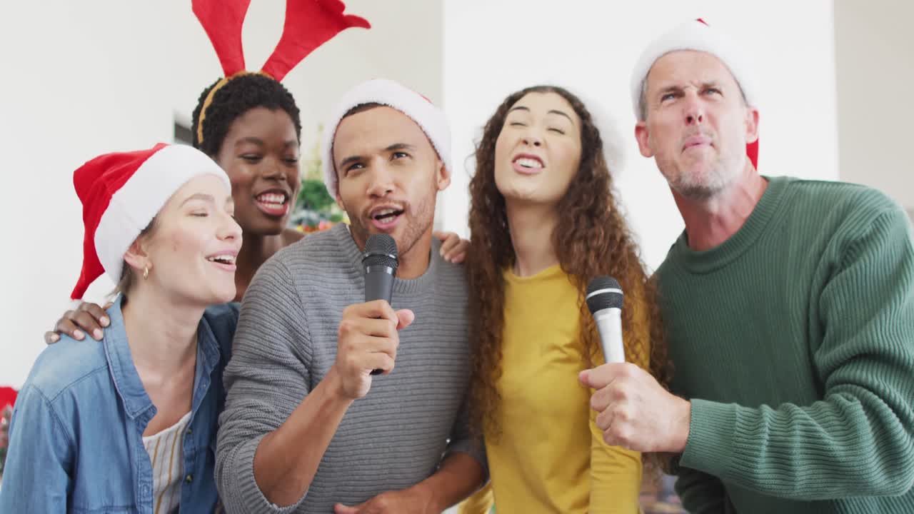 un grupo feliz de amigos diversos cantando karaoke en una fiesta de navidad
