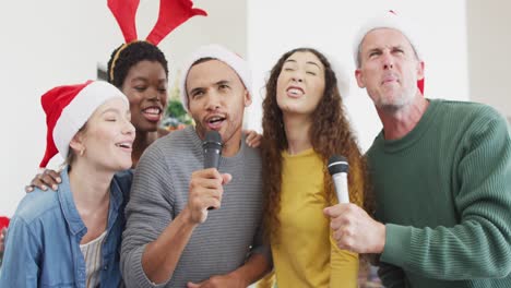 Fröhliche-Gruppe-Verschiedener-Freunde,-Die-Auf-Der-Weihnachtsfeier-Karaoke-Singen