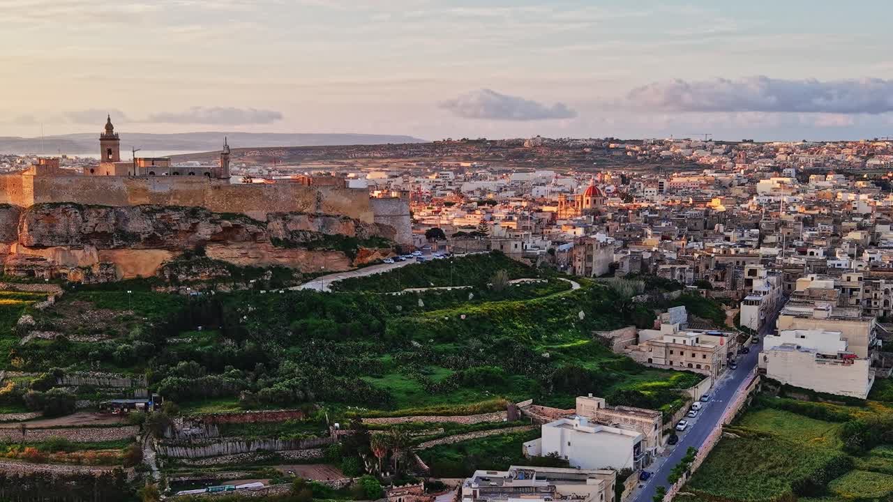 Menjelajahi lanskap Malta saat matahari terbenam dengan pemandangan kota