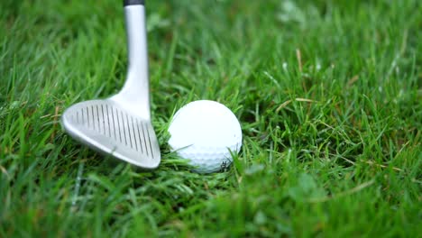 pelota de golf en cámara lenta siendo golpeada fuera del áspero