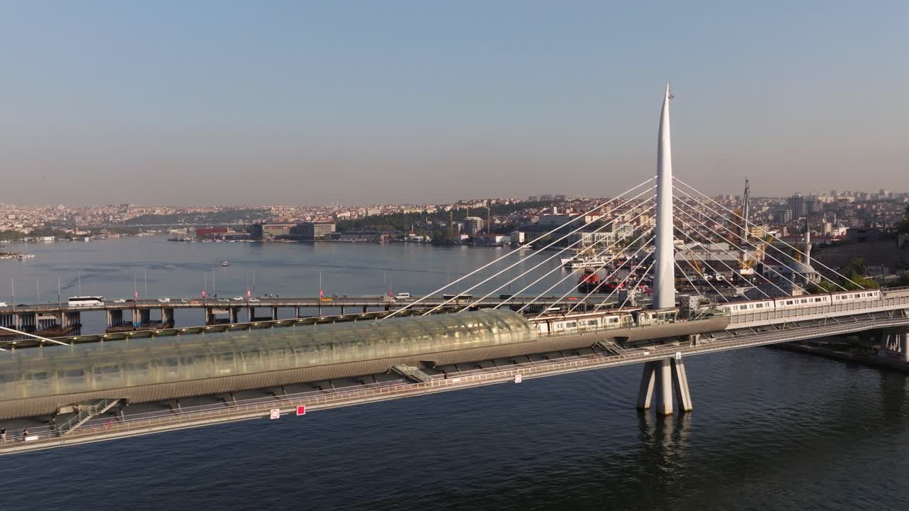 el tren del metro de estambul cruza el puente del metro golden horn al amanecer en la capital