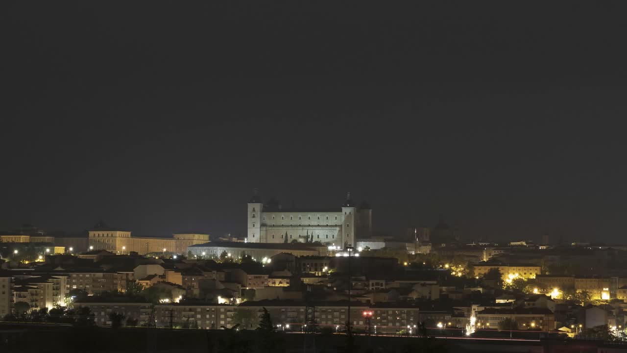 저녁 에 언덕 위 에 조명 된 역사적 도시