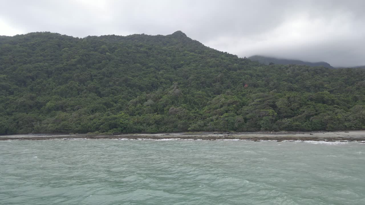 vista desde el mar de coral de la pintoresca selva tropical del parque nacional daintree en queensland con cielo nublado