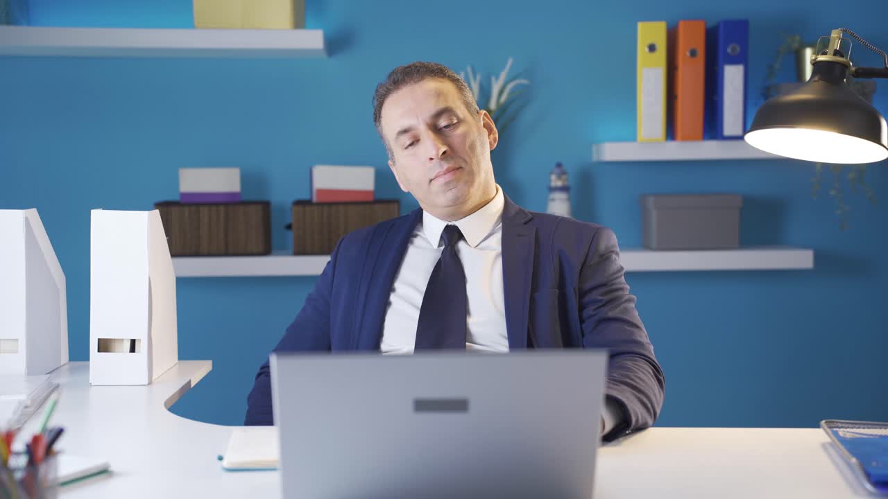 Homme d'affaires stressé travaillant sur ordinateur, éprouvant de la douleur et souffrant de fatigue oculaire.