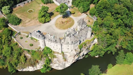 Castillo-Renovado-En-Lo-Alto-De-Un-Acantilado,-Además-De-Un-Río-Que-Fluye