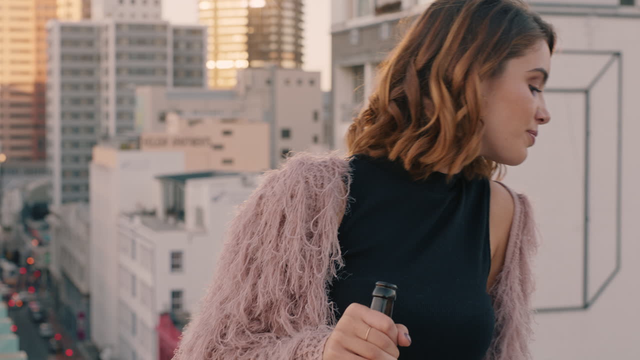 bellissima giovane donna che gode della vista sul tetto dello skyline della città al tramonto sorridendo felice indossando moda elegante per la festa del fine settimana