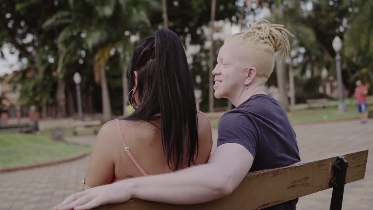 공원 벤치 에 앉아 있는 부부