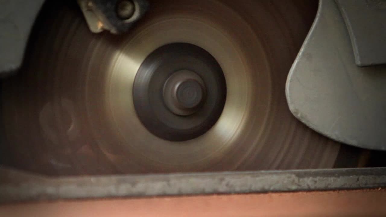una sierra circular cortando madera en un banco de trabajo