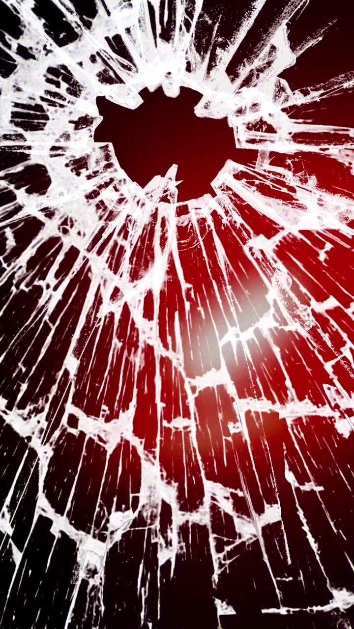 Luci della polizia che lampeggiano attraverso una finestra di vetro in frantumi, creando un effetto drammatico per un concetto di scena del crimine o incidente