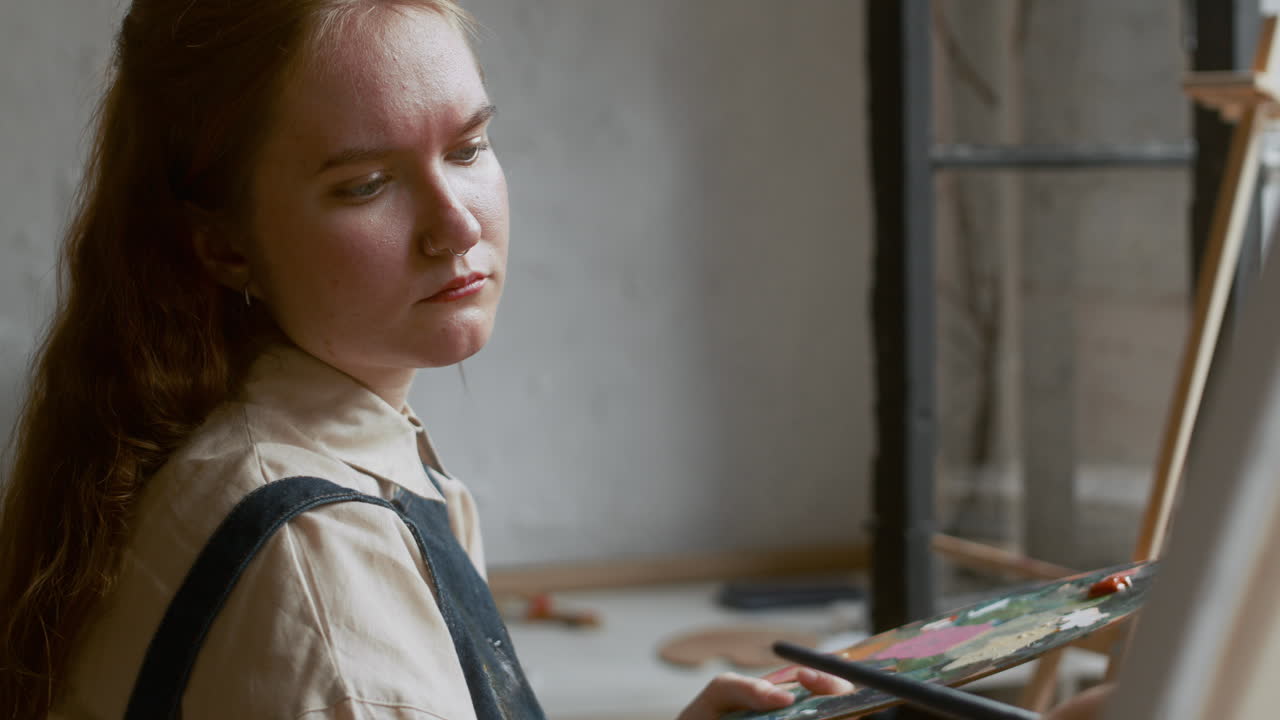 캔버스에 그림을 그리는 예술가