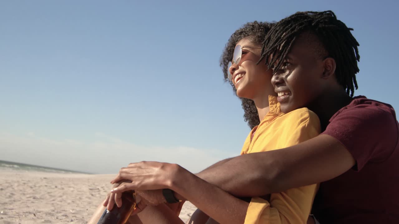해변에서 서로 포옹하는 커플 4k