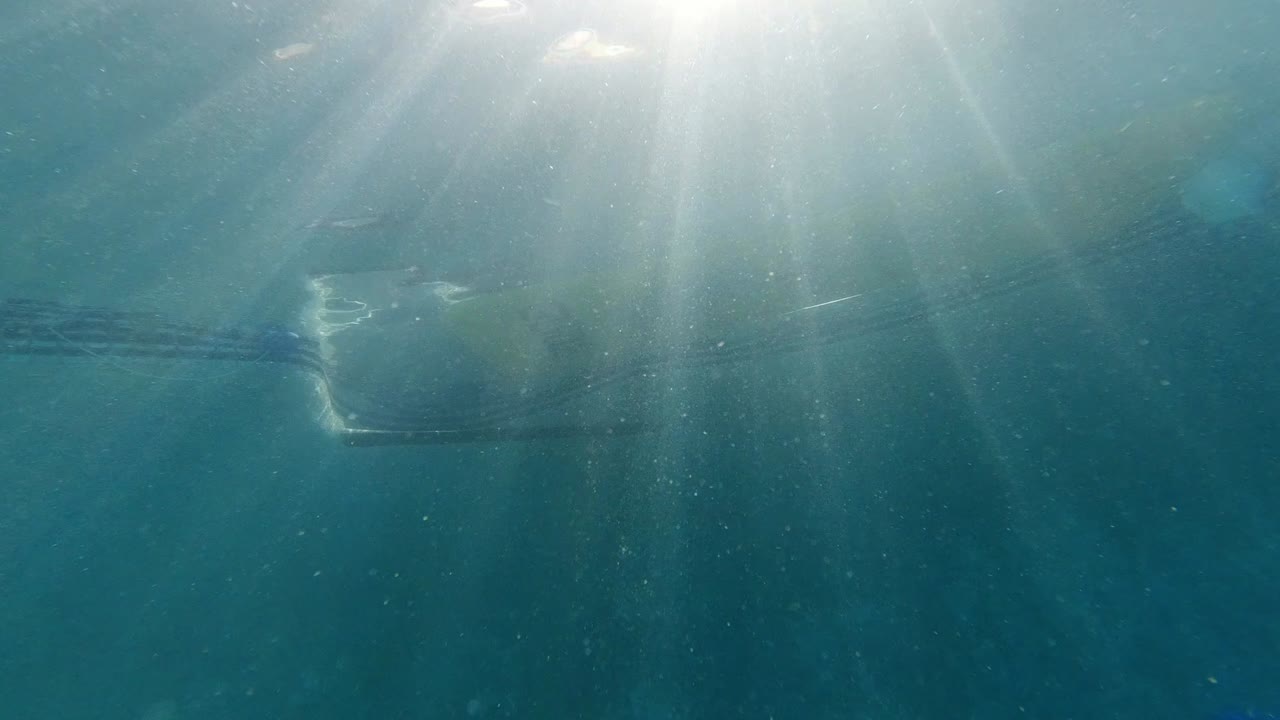 태양 플레어가 있는 그라운드 블루 풀의 수중 전망