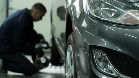 reparación de automóviles en curso