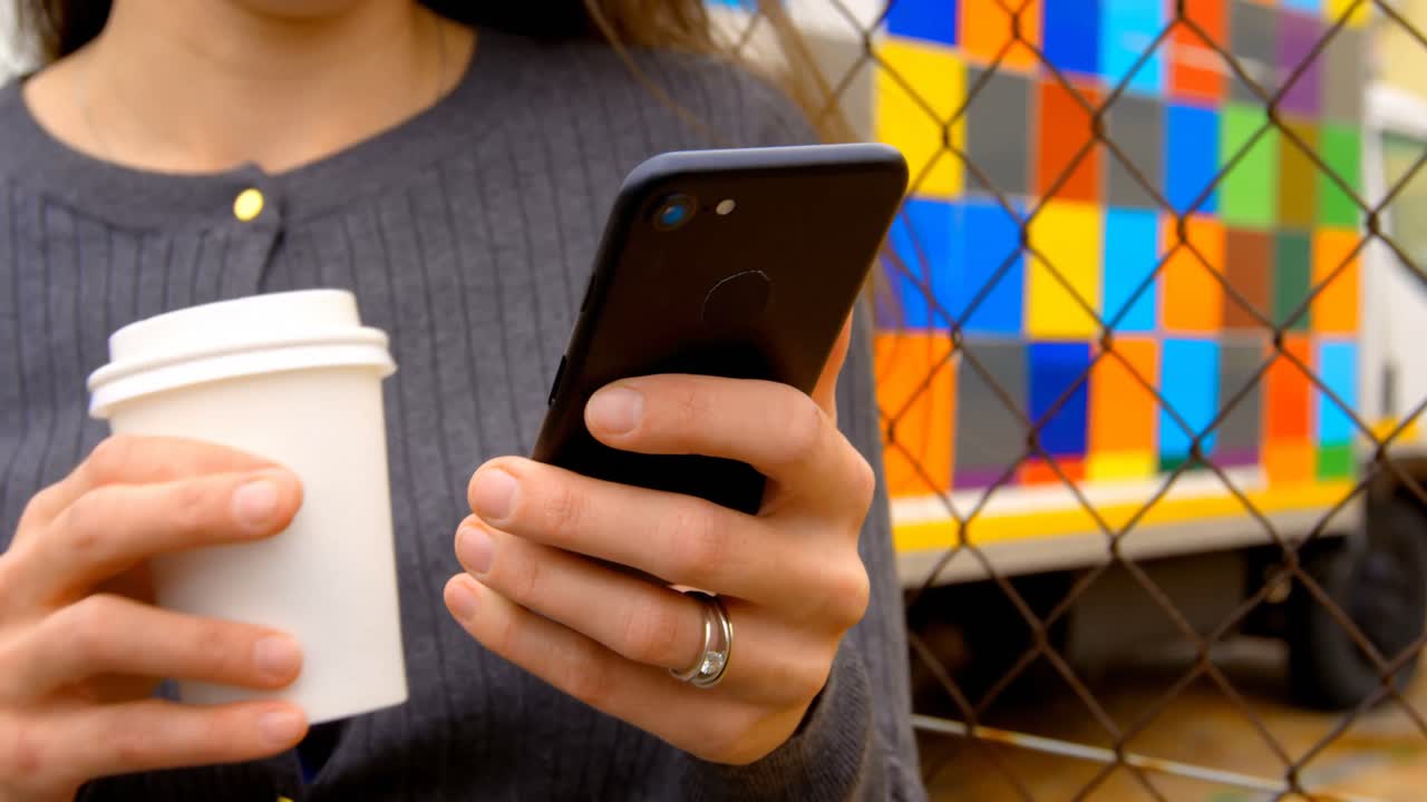 primer plano de una mujer usando un teléfono móvil 4k