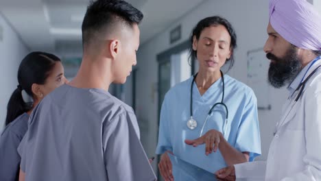 Verschiedene-Ärzte-Und-Krankenschwestern-Unterhalten-Sich-In-Zeitlupe-Auf-Dem-Flur-Des-Krankenhauses