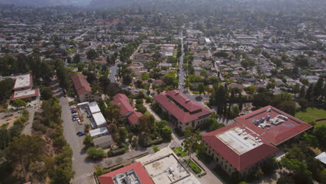 Retroceda-Y-Aléjese-Del-Vecindario-Eagle-Rock-En-Los-ángeles,-California-Y-Sobre-El-Campus-De-La-Universidad-Occidental