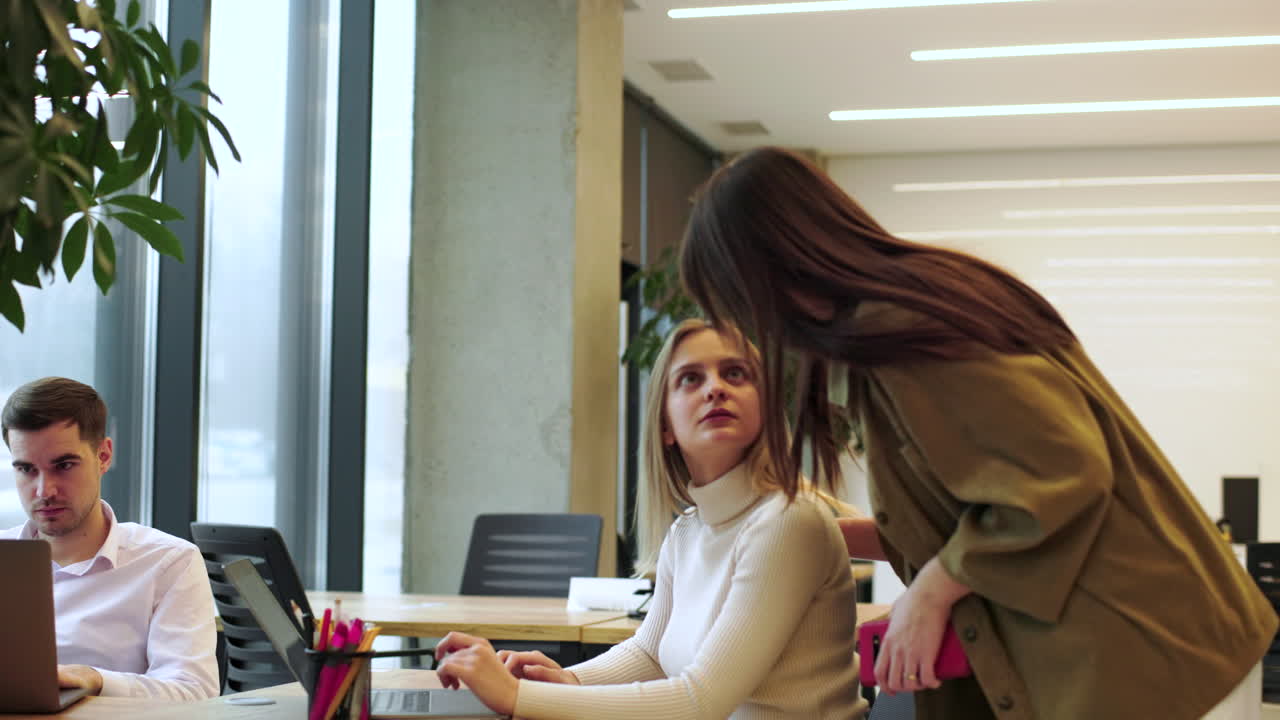 Mulheres saindo do escritório