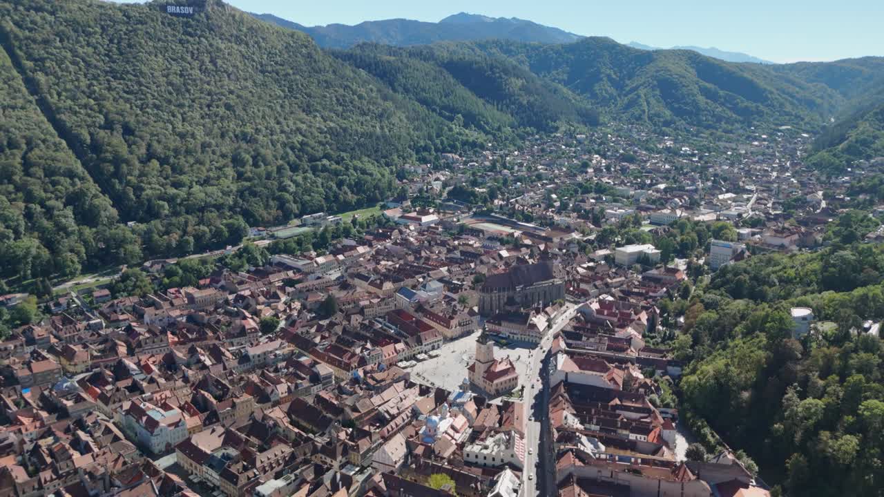 Vista aerea soleggiata di una città di montagna con affascinanti edifici storici