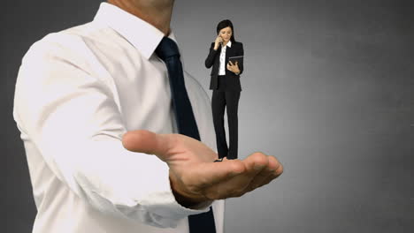un hombre de negocios gigante sosteniendo a una mujer de negocios.