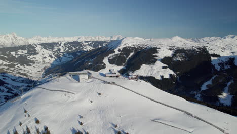 Telesilla-De-Esquí-En-La-Estación-De-Esquí,-Saalbach-hinterglemm,-Austria---Toma-Aérea-De-Un-Drone