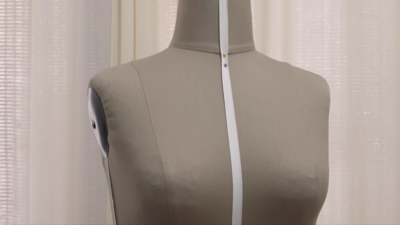 패션 디자이너의 스튜디오에서 재봉사 마네킹의 세로 패닝 샷