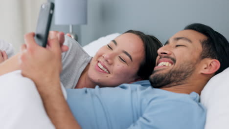Happy-interracial-couple,-bed