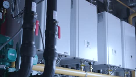 moderna sala de calderas de gas industriales equipadas para el proceso de calefacción. calderas, tuberías y válvulas de gas de calentamiento.