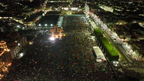 Vista-Aérea-Con-Vistas-A-La-Gente-Que-Pasa-La-Noche-En-La-Plaza-Mariana-En-La-Fiesta-De-La-Noche-De-La-Virgen-De-Guadalupe-En-La-Ciudad-De-México