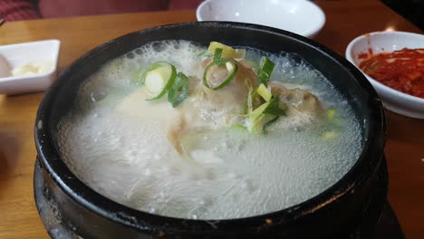 pollo al ginseng o samgyetang servido hirviendo en una olla caliente