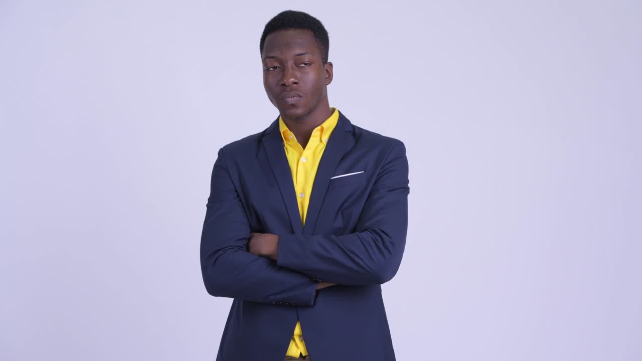 joven y guapo hombre de negocios africano en traje