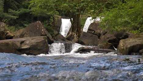 Tiro-De-ángulo-Bajo-De-Una-Pequeña-Cascada