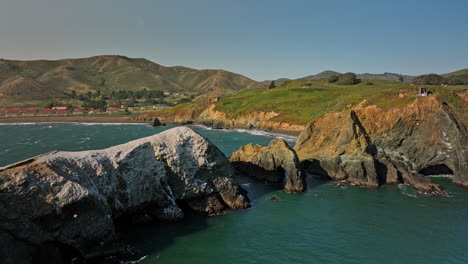 san francisco california aerial v120 low reverse flyover fängt abgelegene rodeo beach cove, vogelinsel und landzungen mit seevögeln ein, die im sommer herumfliegen – aufgenommen mit mavic 3 cine – mai 2022