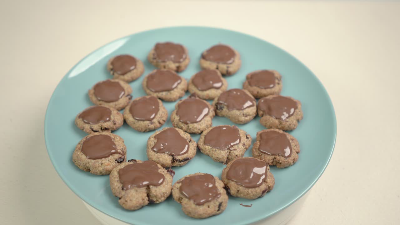 шоколадное печенье с клюквой из цельнозерновой муки и мака