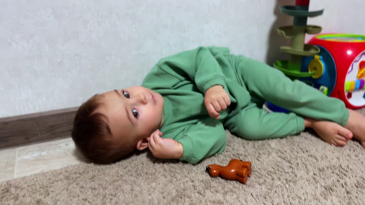 bebé jugando con juguetes