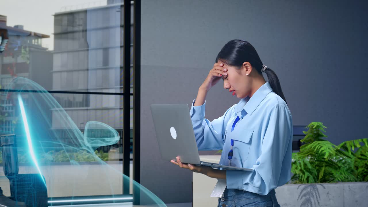 사무실의 노트북에서 스트레스를 받는 여자