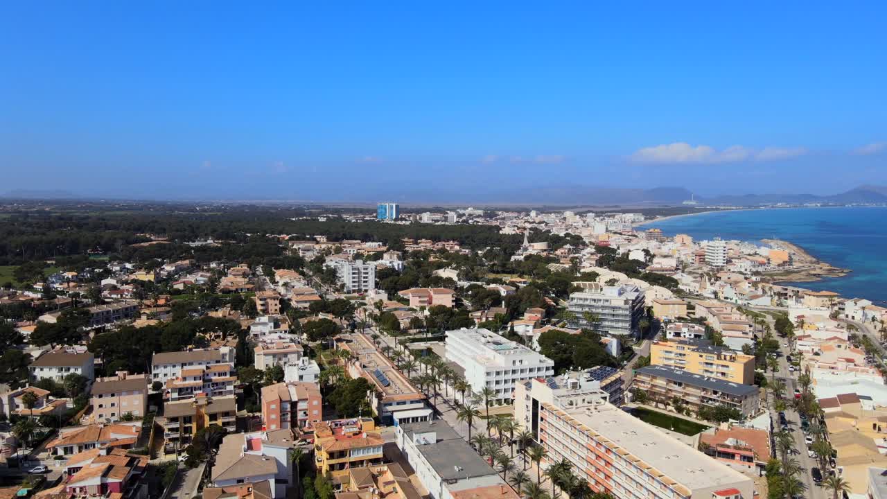 explore una impresionante perspectiva aérea de can picafort y son baulo, mostrando el hermoso paisaje costero y la vibrante vida urbana en mallorca. perfecto para los entusiastas de los viajes y los amantes de la naturaleza.