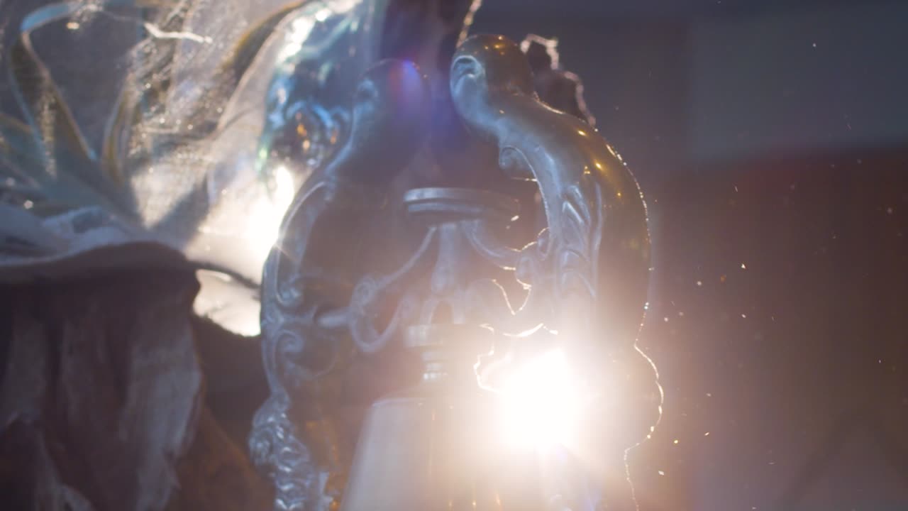 tiro de seguimiento de una hermosa y antigua campana